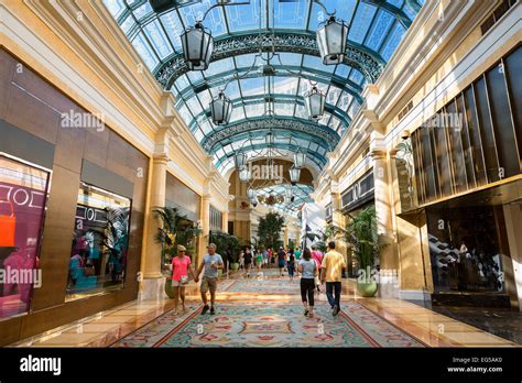 VEGAS MALL .